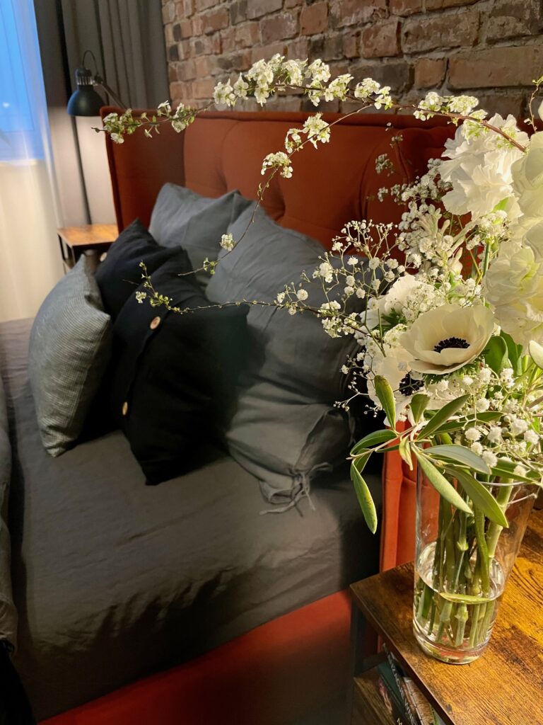 swieze kwiaty w sypialni