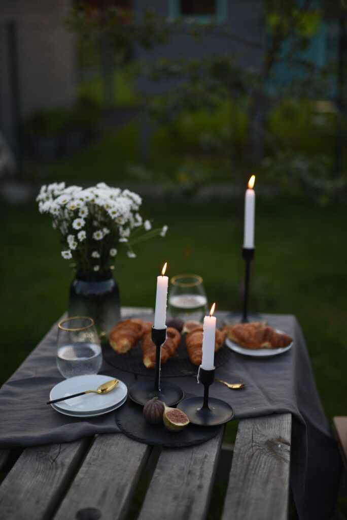 idealne przyjęcie w ogrodzie - nakrycie stołu